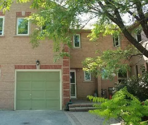 18 Cypress CT, Aurora, ON L4G 6S8