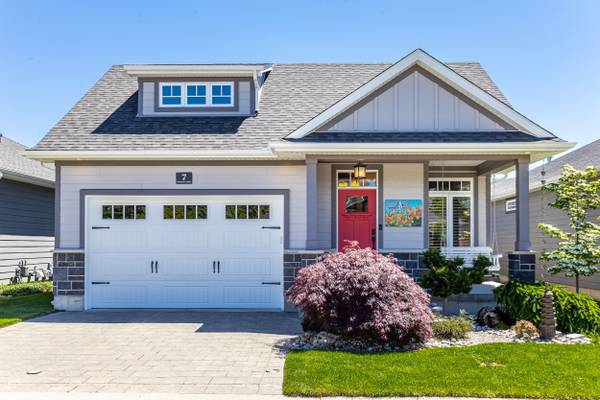 7 Sunrise LN, Lambton Shores, ON N0M 1T0