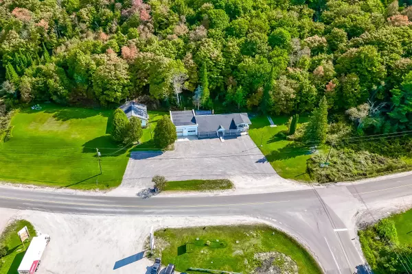 949 Raymond RD, Muskoka Lakes, ON P0B 1M0