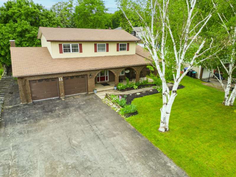 11 Hill Top DR, Penetanguishene, ON L9M 1H7