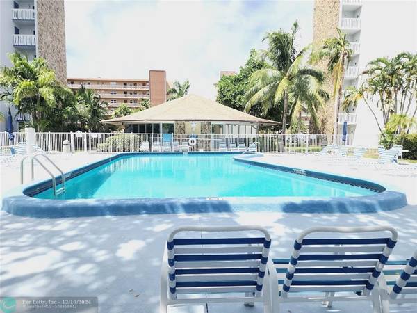 Hallandale Beach, FL 33009,401 NE 14th Ave  #306