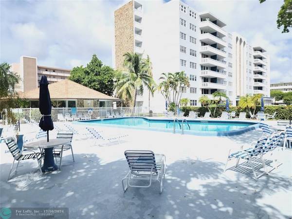 Hallandale Beach, FL 33009,401 NE 14th Ave  #306