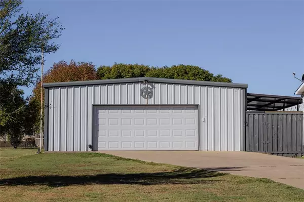 Southmayd, TX 75092,104 Pine Ridge Circle