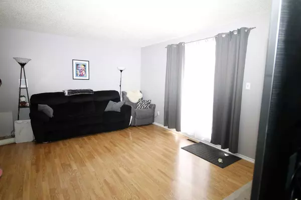 Calgary, AB T2K 4Z3,72 Huntley Close NE