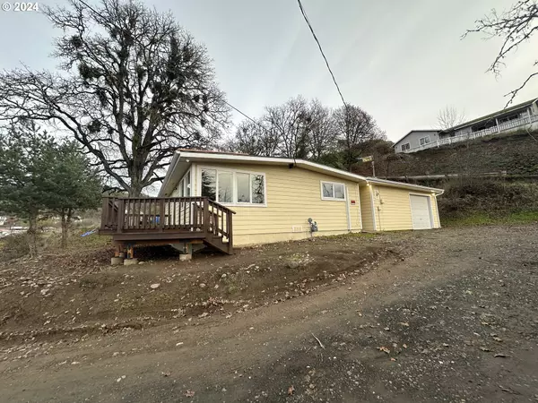 553 NE WEST AVE, Roseburg, OR 97470