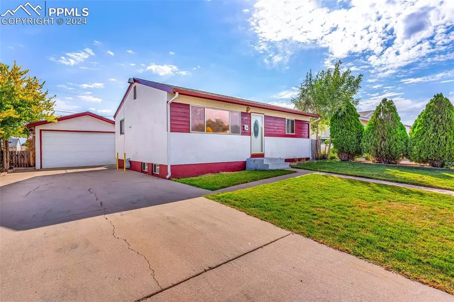 2120 Elmwood LN, Pueblo, CO 81005