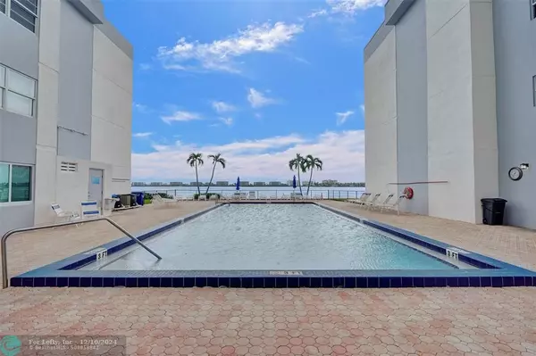 1516 S Lakeside Drive  #109, Lake Worth Beach, FL 33460