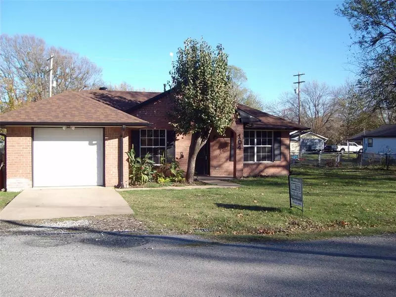 104 S Poplar Street, Leonard, TX 75452