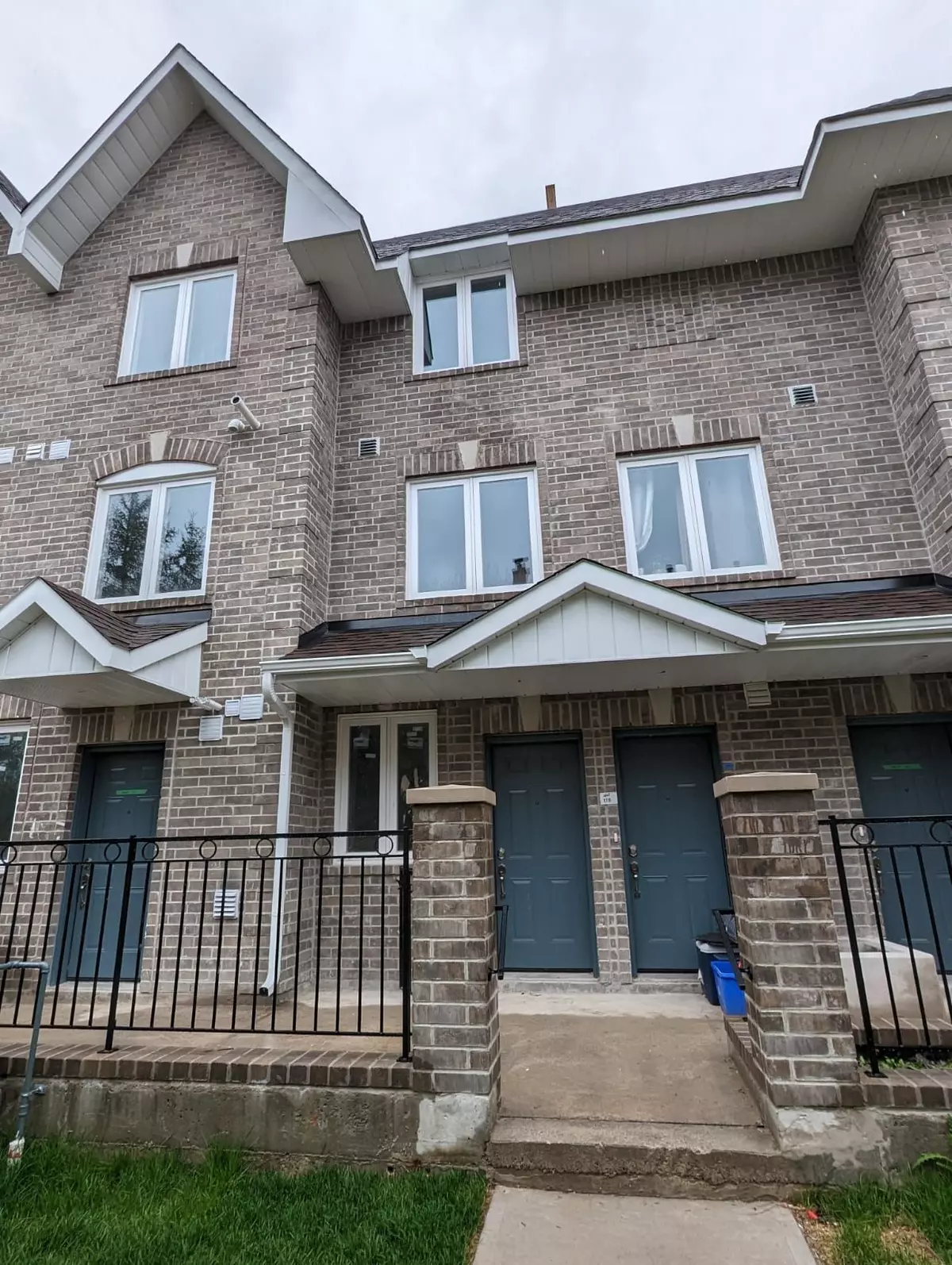 Richmond Hill, ON L4C 0H9,75 Weldrick AVE E #117