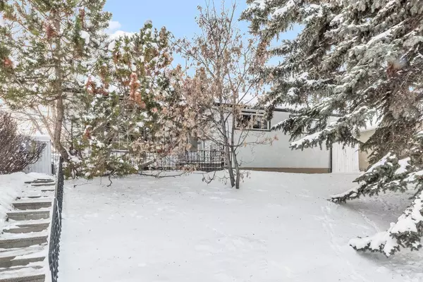 Calgary, AB T2E 5S1,4627 Greenhill CRES NE