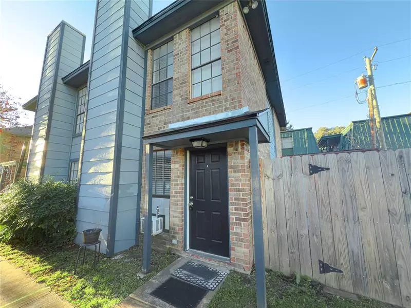 1032 Mckinley Street #B, Benbrook, TX 76126