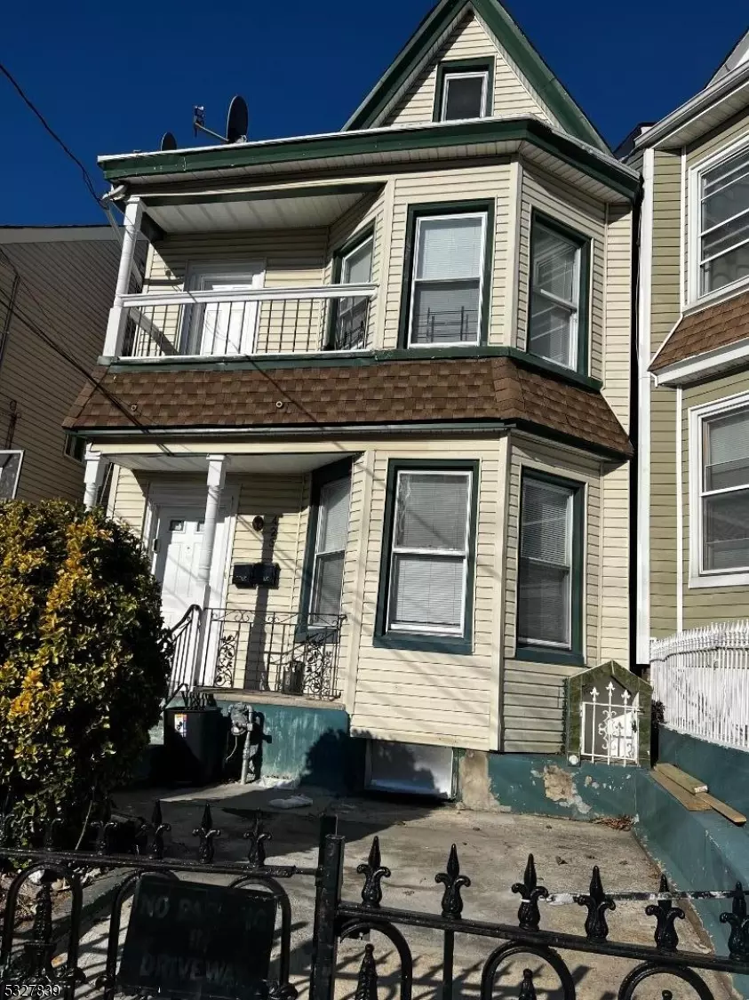 Paterson City, NJ 07524,423 River St Apt 1 #1