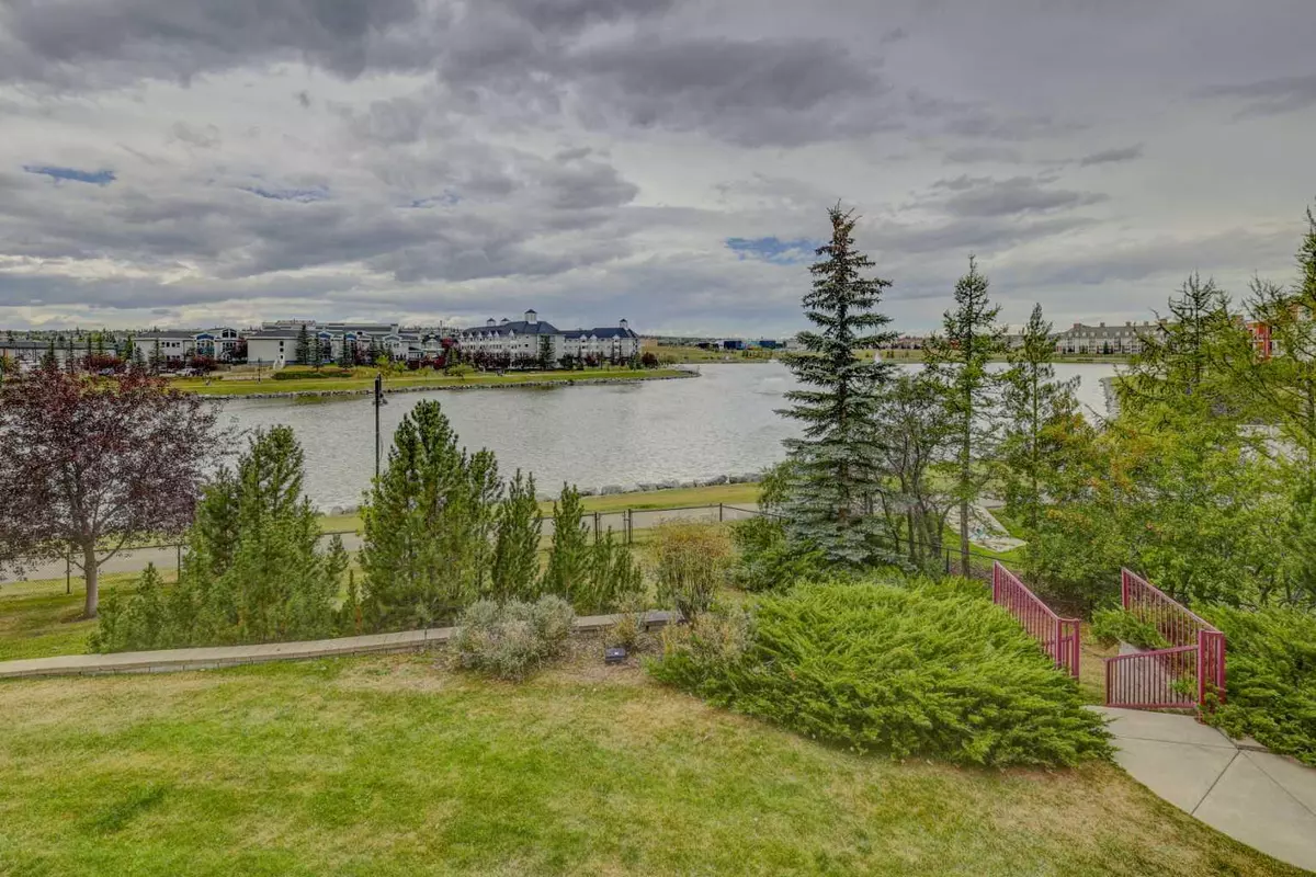 Calgary, AB T3K 5J7,8 Country Village Bay NE #205