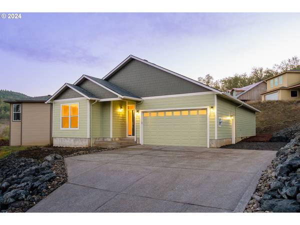 944 SE GOLDEN EAGLE AVE, Roseburg, OR 97470