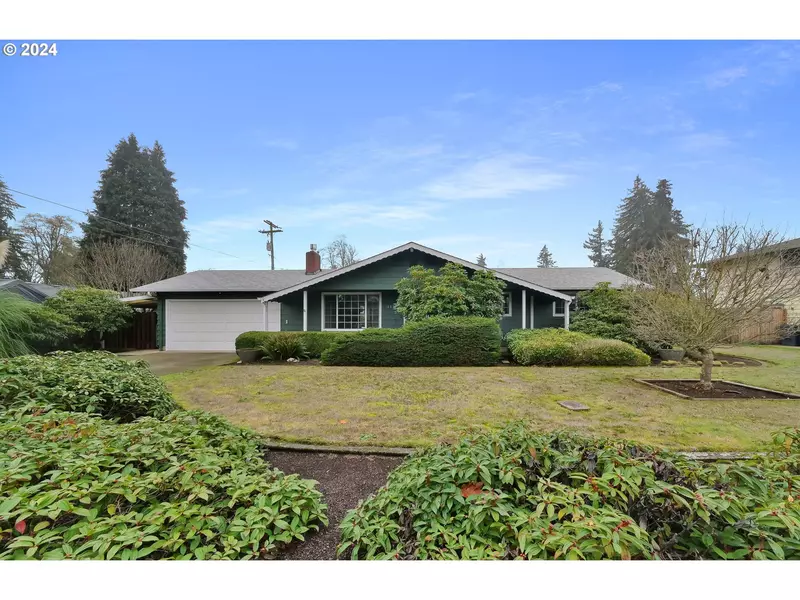 1379 MENLO LOOP, Springfield, OR 97477