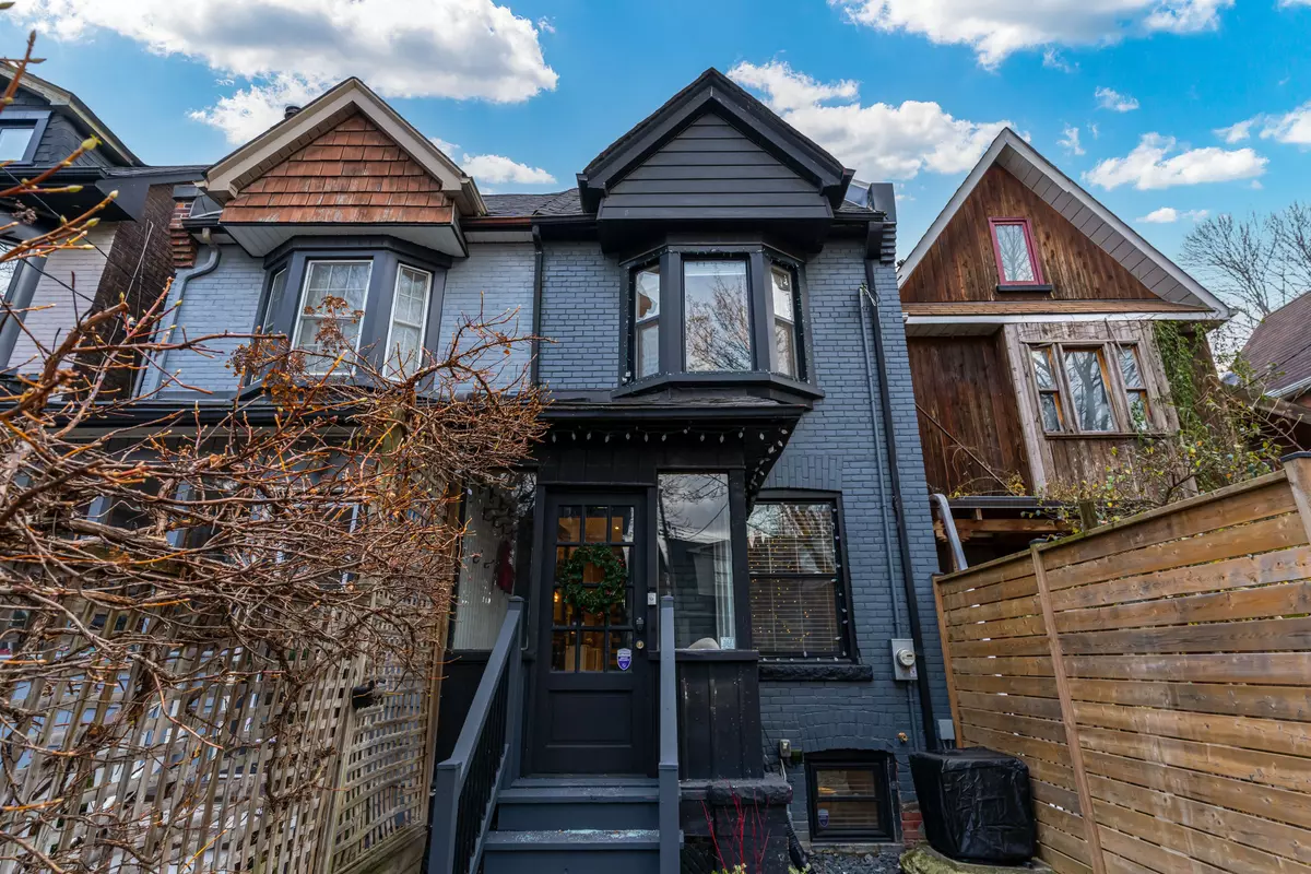 Toronto E01, ON M4L 2Y8,261 Ashdale AVE