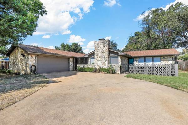 4905 Fall River Drive,  Fort Worth,  TX 76103