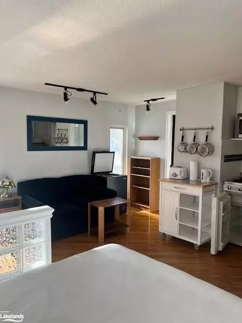 Wasaga Beach, ON L9Z 2G7,1055 MOSLEY ST