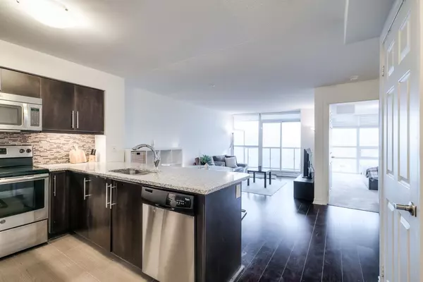 Toronto C01, ON M5J 3A3,19 Grand Trunk CRES #2812