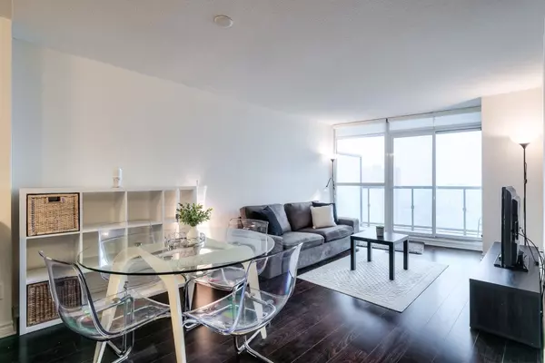 Toronto C01, ON M5J 3A3,19 Grand Trunk CRES #2812