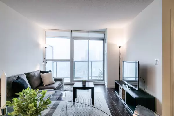 Toronto C01, ON M5J 3A3,19 Grand Trunk CRES #2812