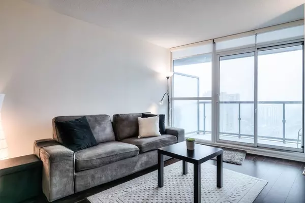 Toronto C01, ON M5J 3A3,19 Grand Trunk CRES #2812