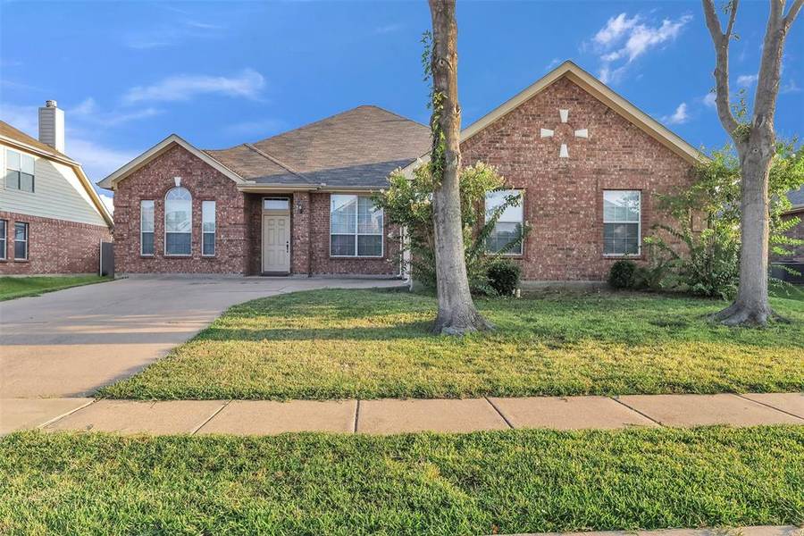 831 Fair Oaks Drive, Grand Prairie, TX 75052