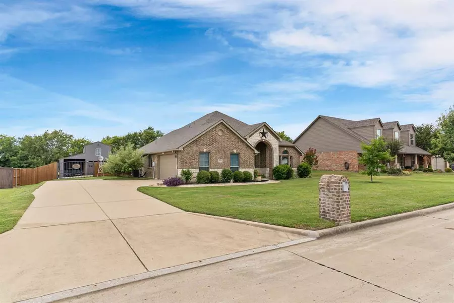 1086 Meadow Hill Drive, Lavon, TX 75166