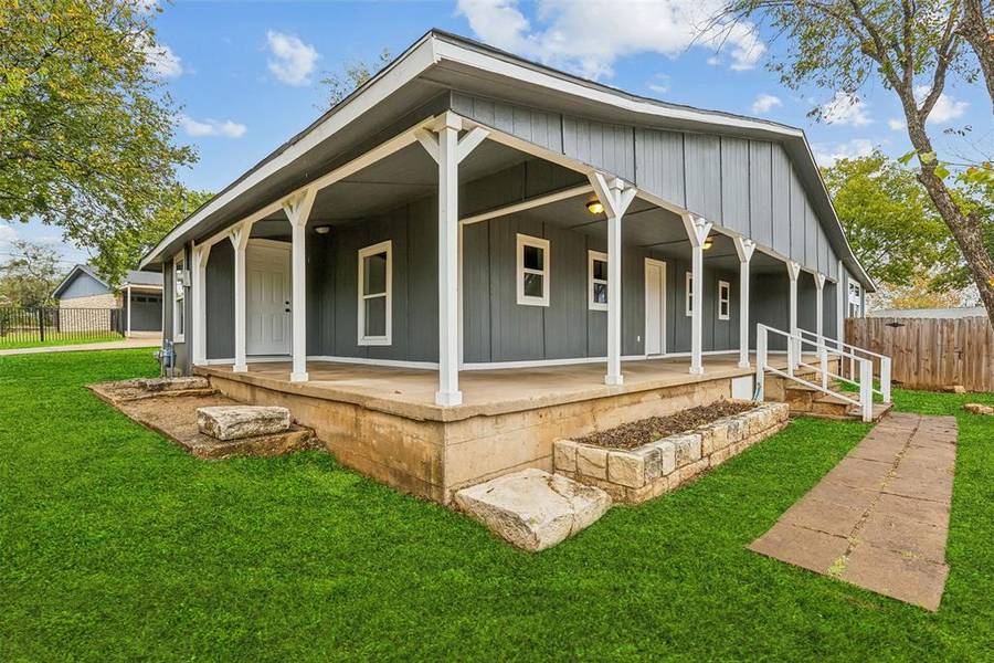 912 N Traylor Street, Granbury, TX 76048