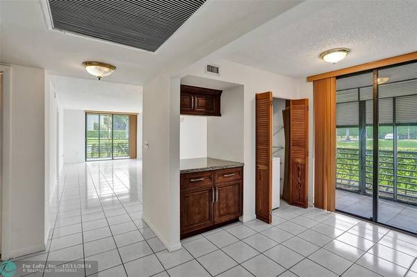 Pembroke Pines, FL 33026,1001 Colony Point Cir  #123