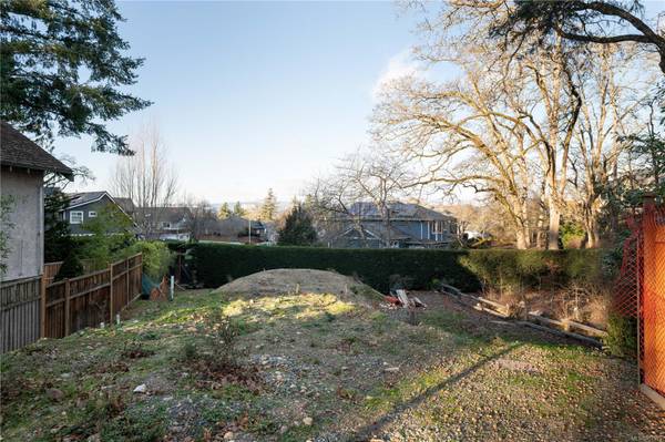 Saanich, BC V8X 3L7,929 Woodhall Dr