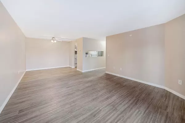 Calgary, AB T2B 3K3,20 Dover PT SE #214