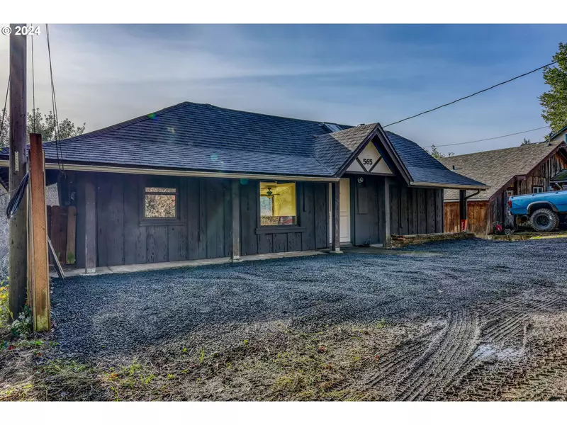 565 E 6TH ST, Coquille, OR 97423