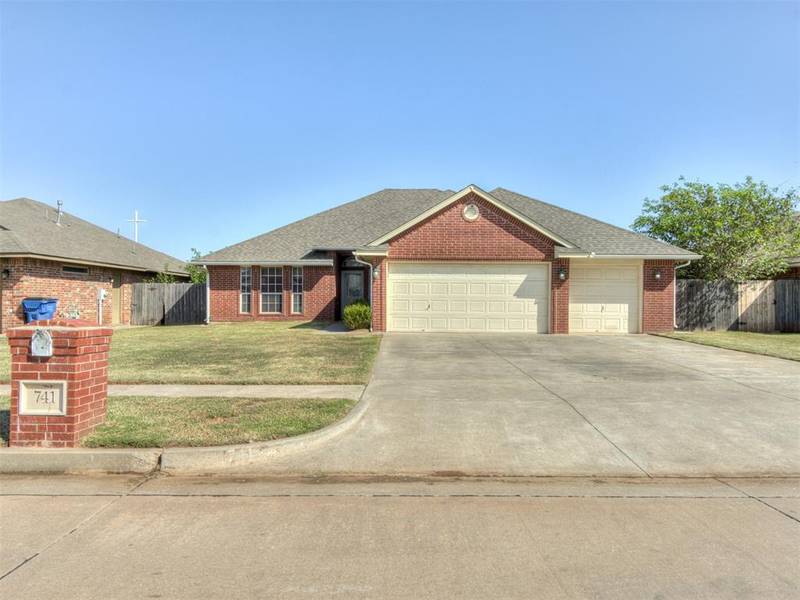 741 E Pointe Court Lane, Mustang, OK 73064