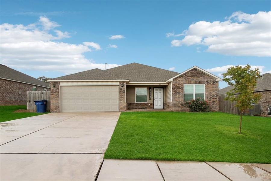 2033 W Hunters Springs Way, Mustang, OK 73064