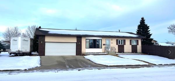 7104 43 AVE, Camrose, AB T4V 4C8