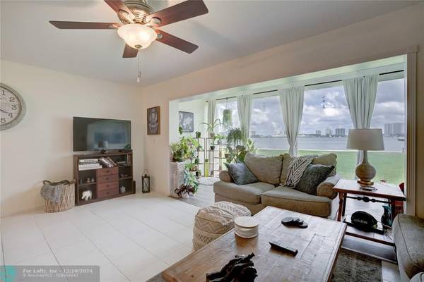 2936 Lake Shore Dr  #105,  Riviera Beach,  FL 33404