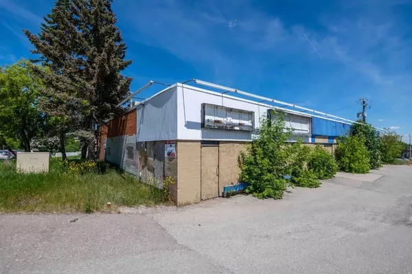 Calgary, AB T3C 1T8,3902 17 AVE Southwest