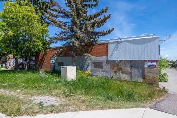 Calgary, AB T3C 1T8,3902 17 AVE Southwest