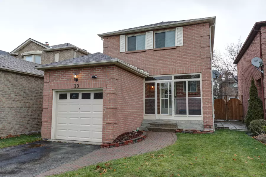 39 Carnelly CRES, Ajax, ON L1T 2H5