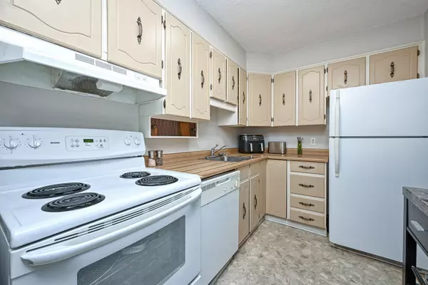 Vanier And Kingsview Park, ON K1L 7E7,158A Mcarthur AVE #209