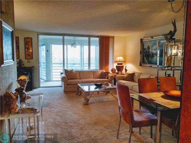 Pompano Beach, FL 33069,555 Oaks Ln  #405