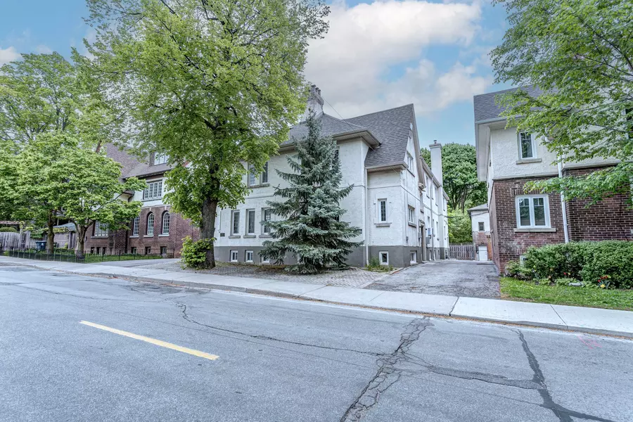 809 Duplex AVE #A  Main, Toronto C04, ON M4R 1W6