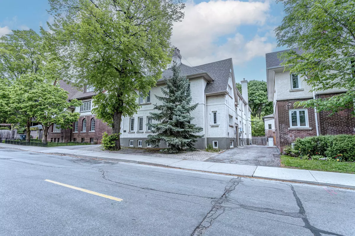 Toronto C04, ON M4R 1W6,809 Duplex AVE #A  Main