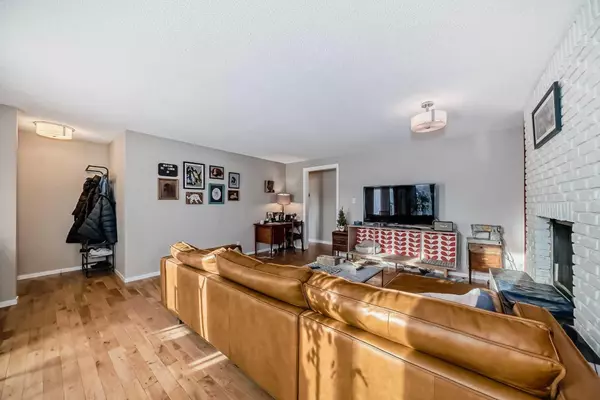 Calgary, AB T3B 1Y5,8316 46 AVE Northwest