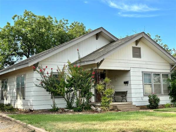 210 E Pierce Street, Winters, TX 79567