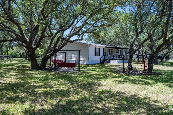 1005 MERINEL LN, Rockport, TX 78382