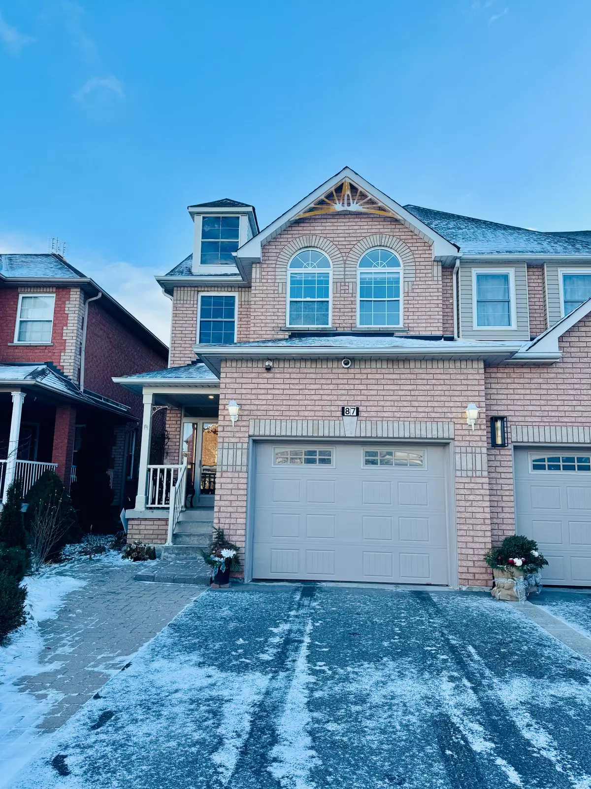 Richmond Hill, ON L4E 3X4,87 English Oak DR