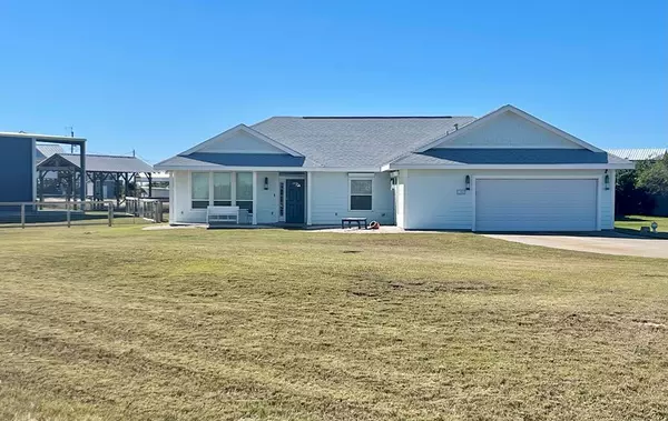 104 Canvas Back Ln, Rockport, TX 78382