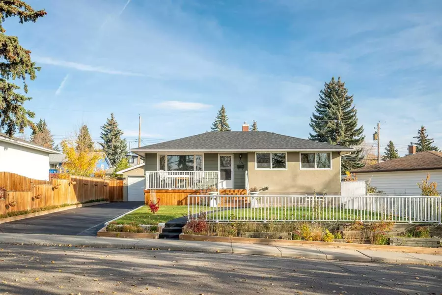 24 Trafford PL Northwest, Calgary, AB T2K2V3